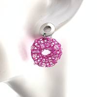 Ohrringe: gestrickter Donut-/Ring aus pinkfarbenem Kupferdraht mit glitzernden Glasschliffperlen Bild 5