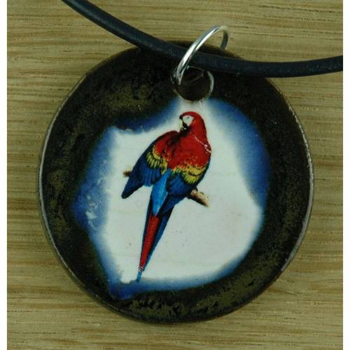 Orgineller Keramik Anhänger mit einem bunten Papagei. Vogel, Ara, Regenwald, Brasilien, Pantanal