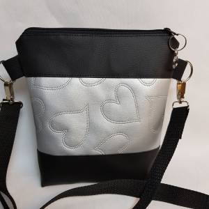 Kleine Handtasche Herz  Umhängetasche silber schwarz Tasche mit Anhänger Kunstleder Bild 5