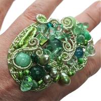 Sehr großer Ring grün Perlen an Fluorit 75 x 45 mm handgemacht in wirework silberfarben crazy Handschmuck Bild 1