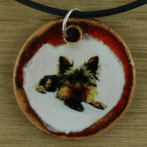 Orgineller Keramik Anhänger mit einem Terrier; Tier, Hund, Schmuck, handgefertigt, homemade, Halskette, Geschenk, Herren Bild 1