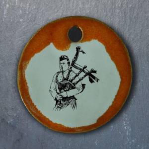 Orgineller Keramik-Anhänger Dudelsack; Musik Schottland Harmonika Halskette, Geschenk, Souvenir, Herren, Kinder, Damen A Bild 1