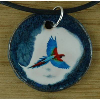 Orgineller Keramik Anhänger mit einem bunten Papagei. Vogel, Ara, Regenwald, Brasilien, Pantanal Halskette Kettenanhänge