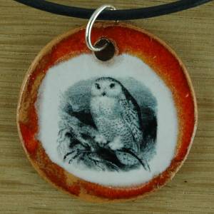 Orgineller Keramik Anhänger mit einem Uhu. Eule Vogel Geschenk Halskette  Schmuck Amulett verstellbare Kette Talisman So Bild 1