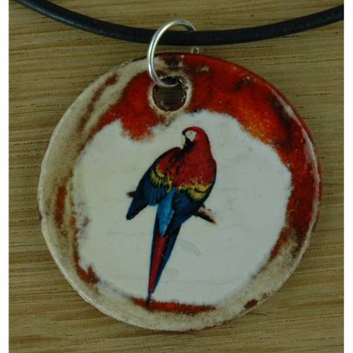 Orgineller Keramik Anhänger mit einem bunten Papagei. Vogel, Ara, Regenwald, Brasilien, Pantanal Halskette Souvenir Kett