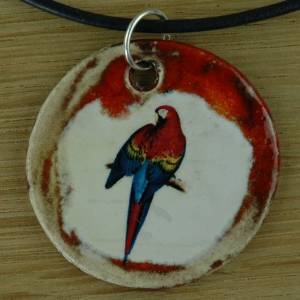 Orgineller Keramik Anhänger mit einem bunten Papagei. Vogel, Ara, Regenwald, Brasilien, Pantanal Halskette Souvenir Kett Bild 1