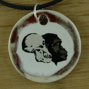 Orgineller Keramik Anhänger Evoltion. Darwin Mensch Affe Geschenk Halskette  Schmuck Amulett verstellbare Kette Talisman Bild 1