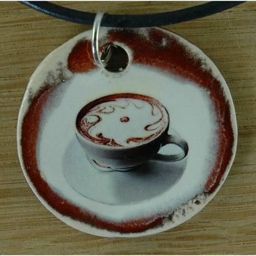 Orgineller Keramik Anhänger mit einem Cappuccino; Schmuck, handgefertigt, homemade Halskette Geschenk Herren Kinder, Dam