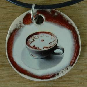 Orgineller Keramik Anhänger mit einem Cappuccino; Schmuck, handgefertigt, homemade Halskette Geschenk Herren Kinder, Dam Bild 1