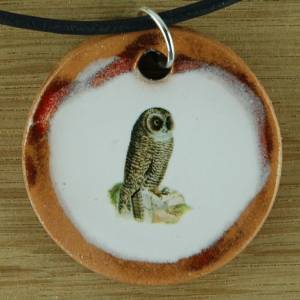 Orgineller Keramik Anhänger mit einem Uhu. Eule Vogel Geschenk Halskette  Schmuck Amulett verstellbare Kette Talisman So Bild 1