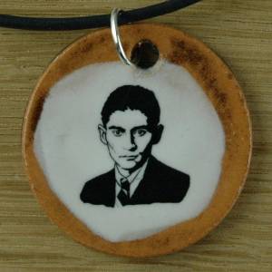 Orgineller Keramik-Anhänger Franz Kafka; Die Verwandlung handgefertigt homemade Halskette Geschenk Herren, Kinder, Damen Bild 1