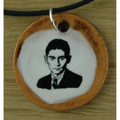 Orgineller Keramik-Anhänger Franz Kafka; Die Verwandlung handgefertigt homemade Halskette Geschenk Herren, Kinder, Damen