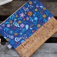 Blaue Kosmetiktasche L ADELHEID Blumenwiese mit Holzperle Kulturtasche Schminktasche Korktasche Korktäschchen Bild 4