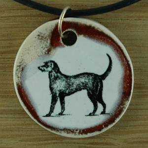 Orgineller Keramik Anhänger mit einem Doodle. Hund Schmuck, handgefertigt, homemade, Halskette, Geschenk, Herren, Kinder Bild 1