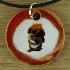 Orgineller Keramik Anhänger mit einem Eichhörnchen. Natur Garten Tier Tiere Nager Nagetier Geschenk Halskette Kettenanhä Bild 1