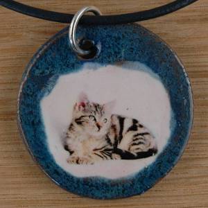 Orgineller Keramik-Anhänger Katze; Stubentiger, Kätzchen, grau gestreift Bild 1