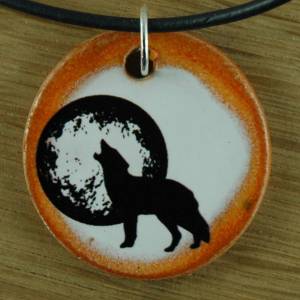 Orgineller Keramik Anhänger mit einem Wolf; Tier, Natur, Schmuck, handgefertigt, homemade, Halskette, Geschenk, Herren, Bild 1