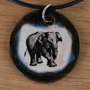 Orgineller Keramik Anhänger mit einem Elefanten. Zoo Tiere Kette Kettenanhänger Halskette Modeschmuck Kinder Mädchen Jun Bild 1