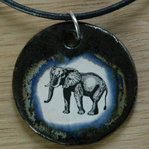 Orgineller Keramik Anhänger mit einem Elefanten. Zoo Tiere Kette Kettenanhänger Halskette Modeschmuck Kinder Mädchen Jun Bild 1