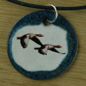 Orgineller Keramik Anhänger Gänsen. Vogelflug Vogel Ente Geschenk Halskette  Schmuck Amulett verstellbare Kette Talisman Bild 1