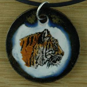 Orgineller Keramik Anhänger mit einen Tiger; Großkatze, Raubkatze, Jaguar, Dschungel, Tier, Schmuck, Kette Bild 1