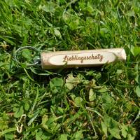 Personalisierbarer Schlüsselanhänger aus Holz, Haselnuss, Haselnussholz, Geschenk, Schlüssel, Rindenstamm, Rindenstämmch Bild 2
