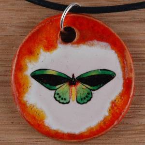 Orgineller Keramik-Anhänger mit Schmetterling. Kette, Tier; Biologie, Schmuck Bild 1
