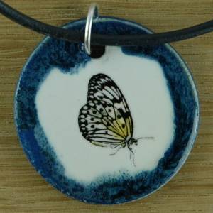Orgineller Keramik-Anhänger mit Schmetterling. Kette, Tier; Biologie, Schmuck Geschenk Kinder Jungen Mädchen Bild 1