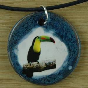 Orgineller Keramik Anhänger mit einen Tukan; Regenwald, Brasilien, Pantanal, Vogel, Tier, Schmuck, Kette Bild 1