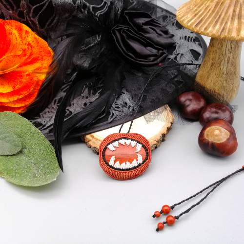 Makramee-Halskette "Vampir" mit rotem Jaspis, Halloween Collier