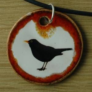 Orgineller Keramik Anhänger mit einer Amsel; Vögeln Vogel, Ornament Geschenk, Kette, Schmuck, Herren, Kinder, Damen, Mäd Bild 1