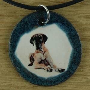 Orgineller Keramik Anhänger mit einer Dogge; Hund, Schmuck, handgefertigt, homemade, Halskette, Geschenk, Herren, Kinder Bild 1
