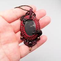 Makramee-Halskette "Schlange" mit Regenbogen-Obsidian und Granat, Halloween Collier Bild 8