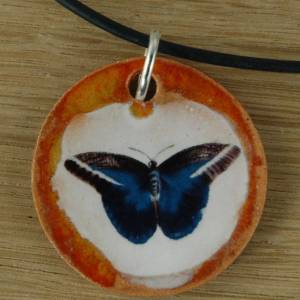 Orgineller Keramik-Anhänger mit Schmetterling. Kette, Tier; Biologie, Schmuck Geschenk Kinder Jungen Mädchen Bild 1