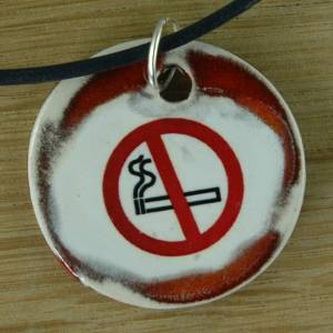 Orgineller Keramik Anhänger Rauchen verboten! Zigaretten Schmuck handgefertigt Halskette Geschenk Mädchen Jungen Frauen Bild 1