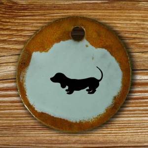 Witziger Keramik Anhänger mit einem Dackel. Hund, Schmuck, Kette, Kettenanhänger Geschenk Hundebesitzer Bild 1
