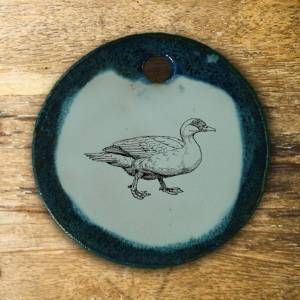 Orgineller Keramik Anhänger mit einer Ente; Tierzeichnung Vogel, Teich, Park, blau Bild 1
