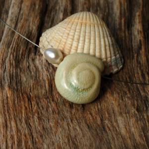 Halsreif Edelstahl mit kleiner Muschel aus Ton und Süßwasserperle - Maritimer Keramikschmuck Bild 2