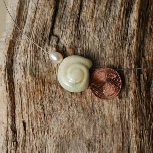 Halsreif Edelstahl mit kleiner Muschel aus Ton und Süßwasserperle - Maritimer Keramikschmuck Bild 8