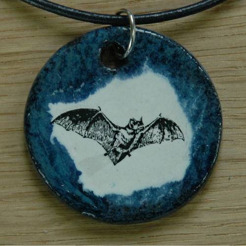 Orgineller Keramik Anhänger mit einer Fledermaus. Dracula Vampir Tiere Tierschutz Geschenk Kinder Mädchen Jungen Halsket