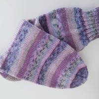 Handgestrickte Socken Gr. 40/41 Söckchen Kuschelsocken Wollsocken, bunte Ringelsocken mit Muster in flieder lila rosa Bild 2