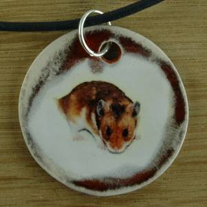 Orgineller Keramik Anhänger mit einem Hamster; Maus, Nagetier Nager Haustier Geschenk Talisman Amulett Kinder Halskette Bild 1