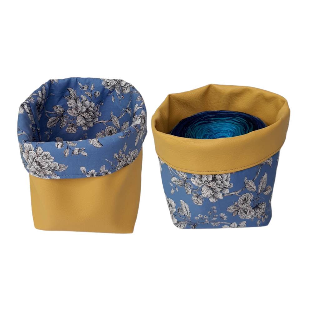 Bobbeltasche, Utensilio, Wendekörbchen gelbes Kunstleder, blauer Baumwollstoff mit weißen Blumen Bild 1