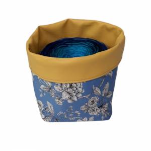Bobbeltasche, Utensilio, Wendekörbchen gelbes Kunstleder, blauer Baumwollstoff mit weißen Blumen Bild 4