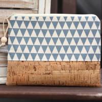 Blaue Skandi-Kosmetiktasche M Dreiecke aus Baumwolle und Kork mit Holzperle Kulturtasche Schminktasche Korktasche Bild 1