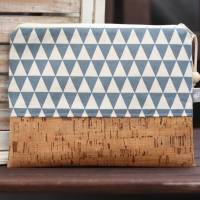 Blaue Skandi-Kosmetiktasche M Dreiecke aus Baumwolle und Kork mit Holzperle Kulturtasche Schminktasche Korktasche Bild 3