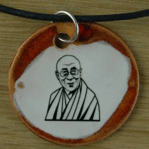 Orgineller Keramik-Anhänger Tenzin Gyatso; Dalai Lama handgefertigt homemade Halskette Geschenk Herren, Kinder, Damen Am Bild 1