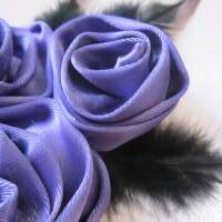 Lila Haarklammer mit Haarblumen und Federn "Isabelle" romantisch viktorianisch violett Bild 4