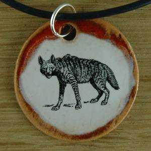 Orgineller Keramik Anhänger mit einer Hyäne; Wolf Tier Afrika Schmuck, handgefertigt, homemade, Halskette, Geschenk, Her Bild 1