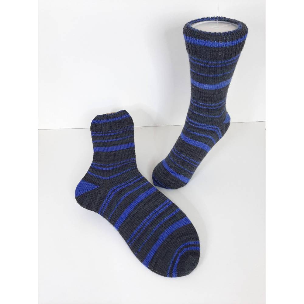 Handgestrickte Socken 44/45 mit Alpakaanteil anthrazit/blau gestreift Bild 1